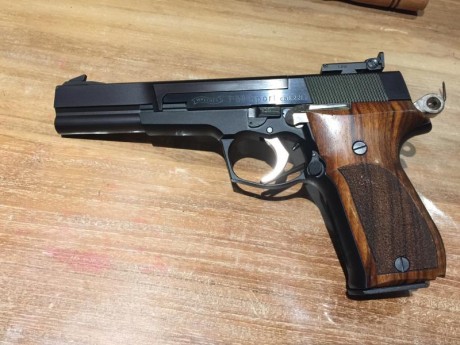 Hola a todos

Ésta es un arma que no abunda. Se trata de una Walther P88 Champion 9mm, modelo de competición 51