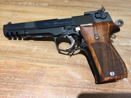 Hola a todos

Ésta es un arma que no abunda. Se trata de una Walther P88 Champion 9mm, modelo de competición 50