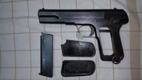 vendo   pistola. funda y portes 1300 €  calibre 9 milímetros en tiro libro de coleccionista envio incluido 90