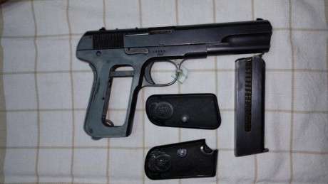 vendo   pistola. funda y portes 1300 €  calibre 9 milímetros en tiro libro de coleccionista envio incluido 102