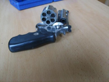 Hola,
quiero comprar un Colt Python de 6" y entre las ofertas que tengo hay una de un modelo, aparentemente 11