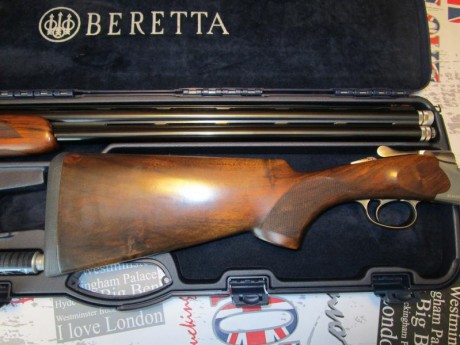 Escopeta de alta gama. Se puede usar para caza o competición solamente pesa 3, 5kg. El cañon es de 76cm 01