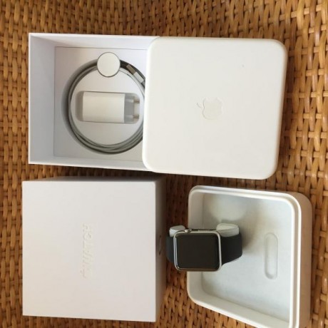 Carcasa de acero de 42mm con display retina con cristal de zafiro y pulsera negra de caucho.
Viene acompañada 02