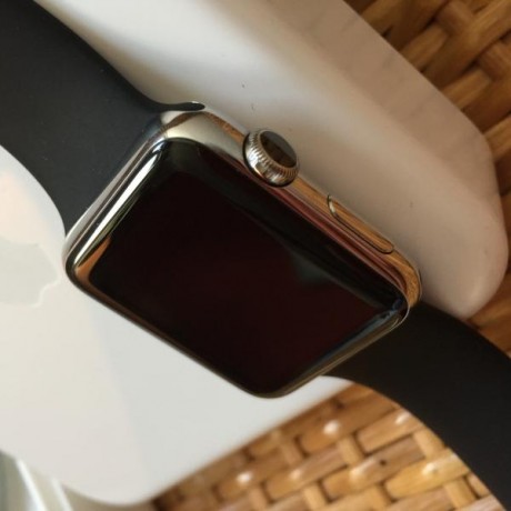 Carcasa de acero de 42mm con display retina con cristal de zafiro y pulsera negra de caucho.
Viene acompañada 01