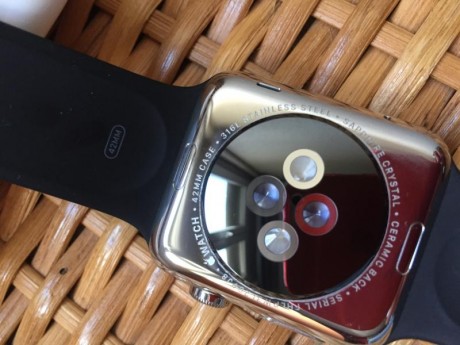 Carcasa de acero de 42mm con display retina con cristal de zafiro y pulsera negra de caucho.
Viene acompañada 00