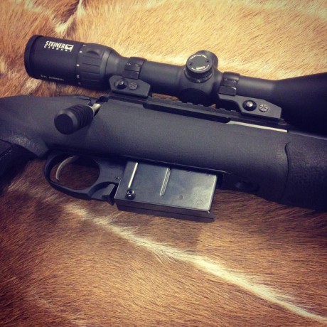 Hola haber si alguien sabria decirme que rifle es este de la foto.de que marca es o modelo.la foto es 21