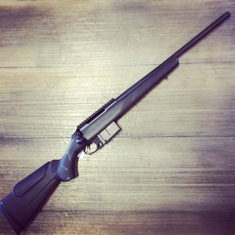 Hola haber si alguien sabria decirme que rifle es este de la foto.de que marca es o modelo.la foto es 20