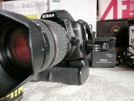 Nikon D3000, en perfecto estado de uso y funcionamiento muy poco uso. Cámara, instrucciones, betería original, 01