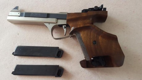 Hola a todos

Ésta es un arma que no abunda. Se trata de una Walther P88 Champion 9mm, modelo de competición 81