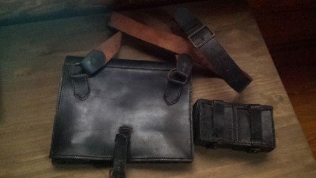 Vendo esta cartera de caminos en cuero de la Guardia Civil reglamento de 1945 en muy buen estado de conservación 01