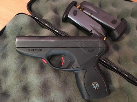 Se vende pistola semiautomatica marca Vektor modelo CP-1, dos cargadores de 13, en su caja y su manual. 02