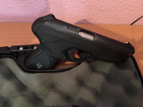 Se vende pistola semiautomatica marca Vektor modelo CP-1, dos cargadores de 13, en su caja y su manual. 01