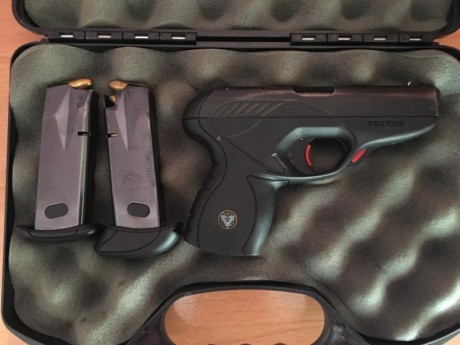 Se vende pistola semiautomatica marca Vektor modelo CP-1, dos cargadores de 13, en su caja y su manual. 00