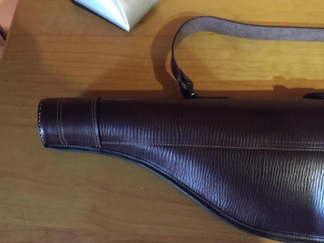 Vendo funda para escopeta o express de cuero rigido, broches de hierro y forro interior de borrego. Nueva 01