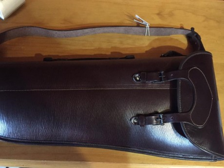 Vendo funda para escopeta o express de cuero rigido, broches de hierro y forro interior de borrego. Nueva 00