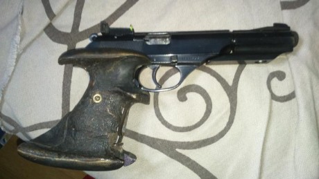 Vendo Astra Constable Sport cal.22LR con cachas anatómicas y otro alza original  nueva en su bolsita.
 00