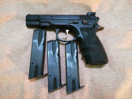 tardes compañeros, una amigo me a pedido que ponga en venta su pistola CZ 75 B del 9 mm parabellum esta 01