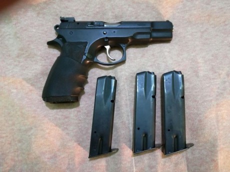 tardes compañeros, una amigo me a pedido que ponga en venta su pistola CZ 75 B del 9 mm parabellum esta 00