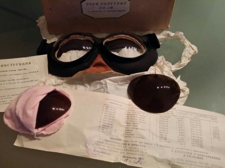 Hola vendo las gafas y gorro de piloto aviación ruso. Se vende los ods juntos. El precio es de 125€
contacto 01