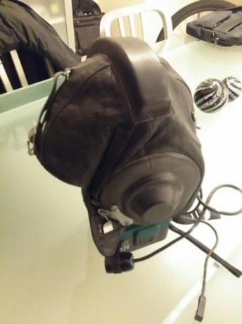 Hola vendo las gafas y gorro de piloto aviación ruso. Se vende los ods juntos. El precio es de 125€
contacto 00