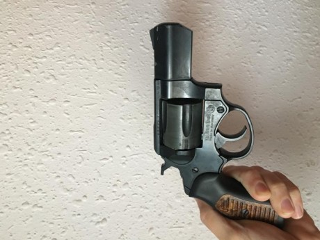 -Hola,
pongo a la venta esta detonadora. No está en perfecto estado, como se puede apreciar en las fotos. 00