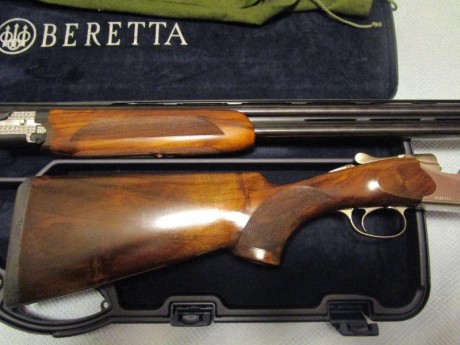 Escopeta de alta gama. Se puede usar para caza o competición solamente pesa 3, 5kg. El cañon es de 76cm 21