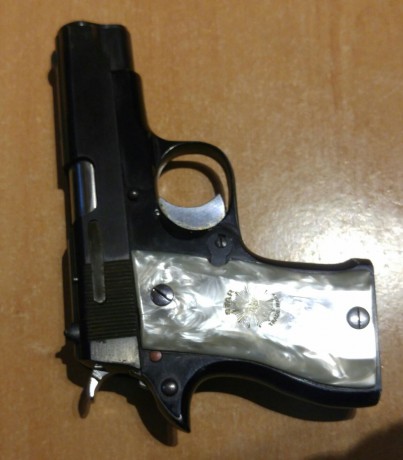Vendo pistola marca Star (año 1947)  9 mm. corto parabellum con dos cargadores y cachas  de nácar. Fabric. 02