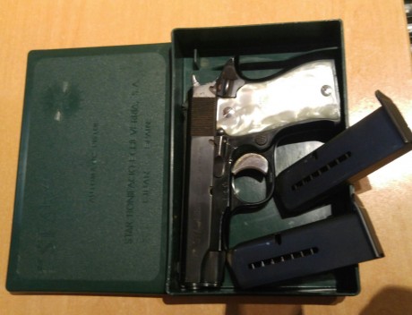 Vendo pistola marca Star (año 1947)  9 mm. corto parabellum con dos cargadores y cachas  de nácar. Fabric. 01