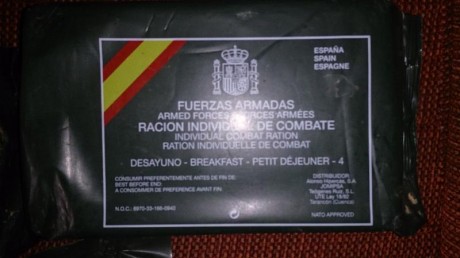 Vendo raciones de combate de desayuno y comida del ET en perfecto estado y sin caducar. Además un traje 01