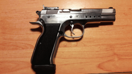 Vendo pistola Tanfoglio, calibre 9 mm Pb, longitud del cañón 4,5", en acero pulido.
Se vende con 01