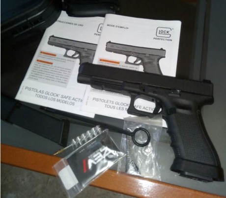 Vendo pistola Glock 34 4ª Generación NUEVA. Ha pegado entre 80-90 tiros. Se vende con funel, conector 01