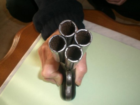 Vendo avispero Mariette, de cuatro cañones damasquinos, cal 11mm. en buen estado, inscrito en el libro 00