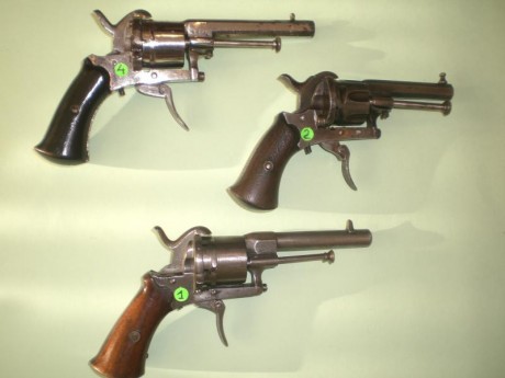 Vendo lote de tres pequeños revolveres sistema Lefaucheux de 7mm. de calibre, en buen estado,, dos de 01