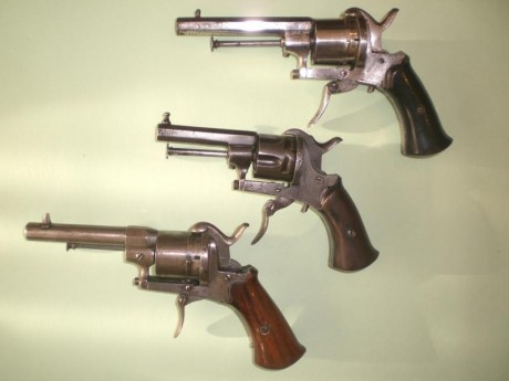Vendo lote de tres pequeños revolveres sistema Lefaucheux de 7mm. de calibre, en buen estado,, dos de 00