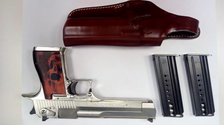 Hola:

Vendo Desert Eagle 357 Magnum con 2 cargadores, funda de cuero marrón Magnum Research y funda de 00