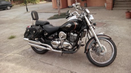 La vendo por cambiarme a una Vulcan S 650. La moto va perfectamente, tiene 17.500 km.

Es una Daelim Daystar 01