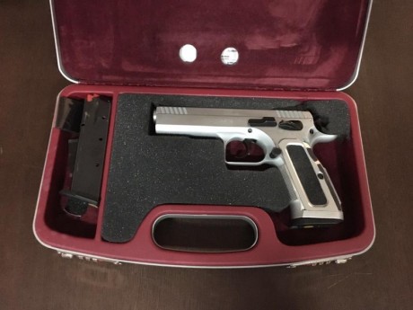 Hola buenas, un amigo me ha pedido que le ponga en venta estas armas por falta de tiempo para practicar 02