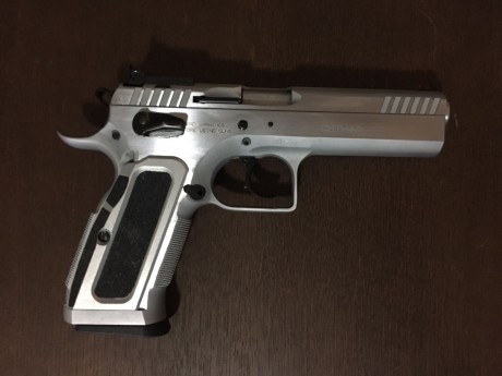 Hola buenas, un amigo me ha pedido que le ponga en venta estas armas por falta de tiempo para practicar 01