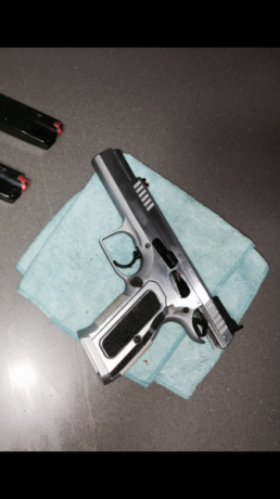 Hola buenas, un amigo me ha pedido que le ponga en venta estas armas por falta de tiempo para practicar 21
