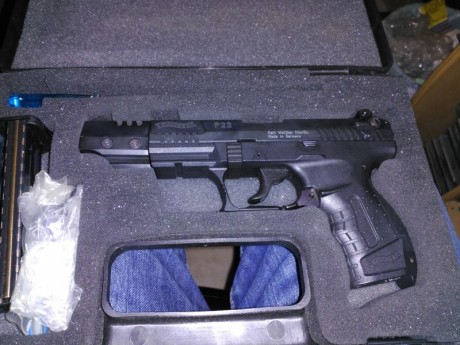 Hola, vendo mi walther P-22 por no usar con sus herramientas dos cargadores  y maletín original.

El arma 02
