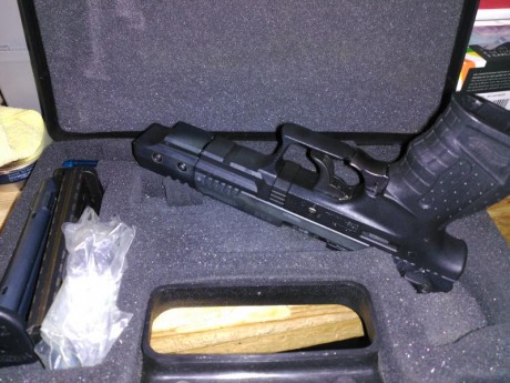 Hola, vendo mi walther P-22 por no usar con sus herramientas dos cargadores  y maletín original.

El arma 01