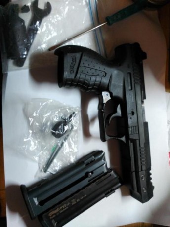 Hola, vendo mi walther P-22 por no usar con sus herramientas dos cargadores  y maletín original.

El arma 00