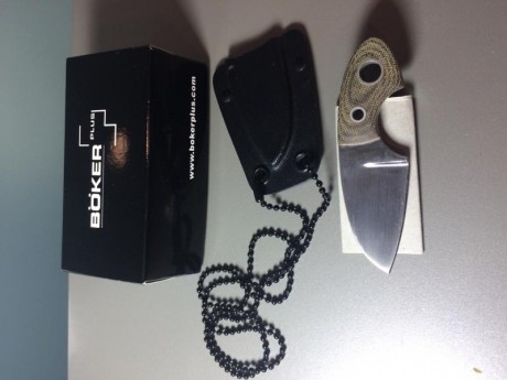 Cuchillo de cuello Boker Plus Gnome, hoja de 56mm en acero Sandvik 12C27 y 4mm de espesor.

Cachas en 01