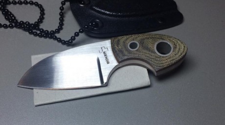 Cuchillo de cuello Boker Plus Gnome, hoja de 56mm en acero Sandvik 12C27 y 4mm de espesor.

Cachas en 00