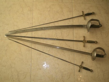 Vendo lote de tres espadines y dos sables. Uno de los sables es un Puerto-seguro modelo 1908 para oficia 02