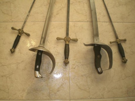 Vendo lote de tres espadines y dos sables. Uno de los sables es un Puerto-seguro modelo 1908 para oficia 01