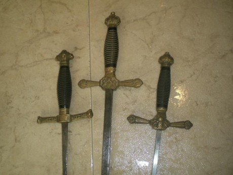 Vendo lote de tres espadines y dos sables. Uno de los sables es un Puerto-seguro modelo 1908 para oficia 00