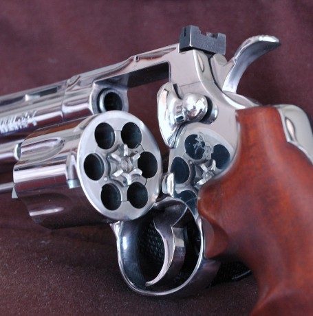 Hola,
quiero comprar un Colt Python de 6" y entre las ofertas que tengo hay una de un modelo, aparentemente 30