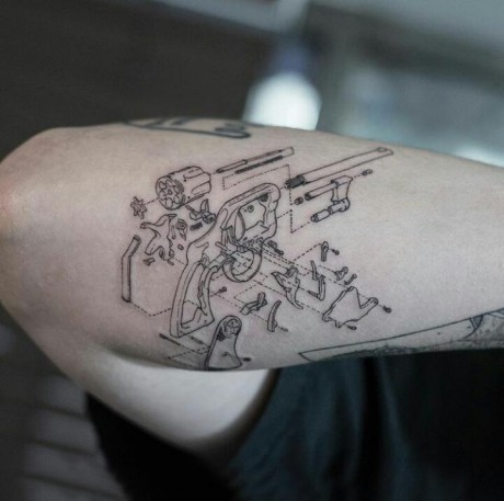 Pues eso, ma a llegado al móvil vía wasap una foto de un tatuaje y como pongo en el titulo no se si calificarlo 00