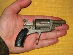 Tengo la idea de confeccionarme 200 fichas para un trivial sobre armas y el mundo que las rodea, como 10